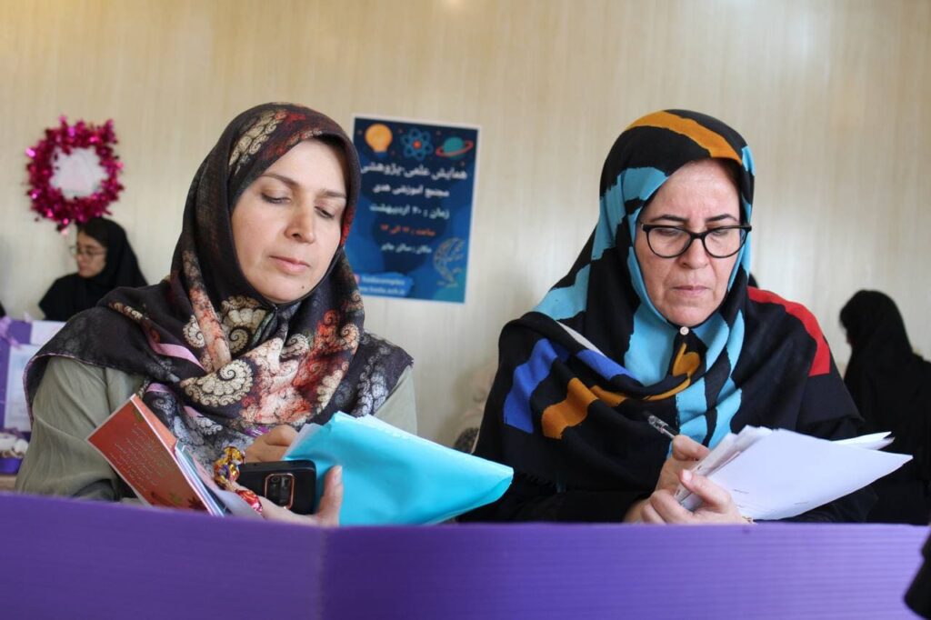 بازدید مدیر از نمایشگاه 1024x682 - برگزاری نمایشگاه علمی پژوهشی مجتمع آموزشی هدی